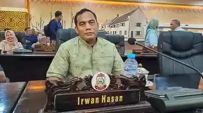 Ketua Fraksi PPP DPRD Makassar, Irwan Hasan, berdialog dengan warga Rajawali membahas banjir dan akses pendidikan, Senin (23/06/2025).