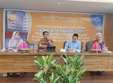 Ketua Komisi B DPRD Makassar Ismail bersama narasumber pada Sosialisasi Perda penguatan pasar tradisional dan penataan pasar modern.
