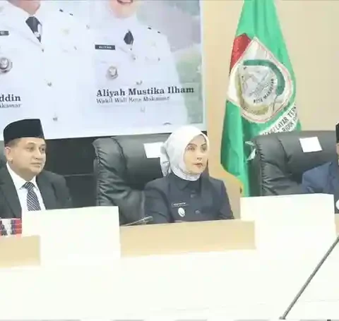 Ketua DPRD Makassar Supratman bersama Wakil Ketua menghadiri pelantikan pejabat administrator eselon III di Balai Kota, Senin (23/06/2025).