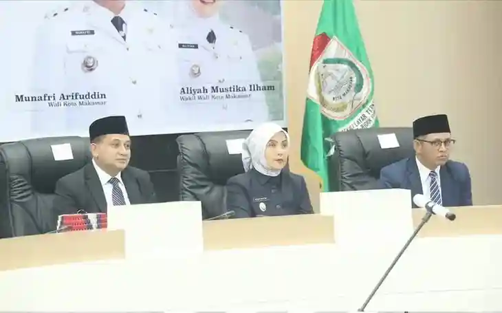 Ketua DPRD Makassar Supratman bersama Wakil Ketua menghadiri pelantikan pejabat administrator eselon III di Balai Kota, Senin (23/06/2025).