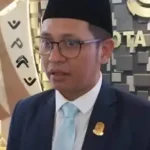 etua DPRD Makassar Supratman memberikan keterangan pers soal percepatan pelantikan pejabat definitif di Kantor DPRD, Rabu (11/06/2025).
