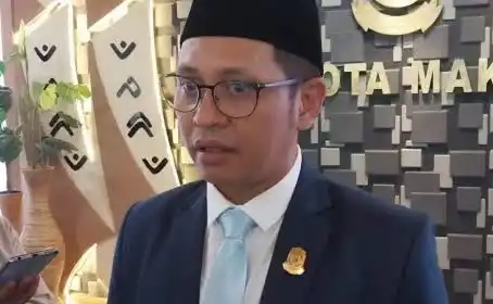 etua DPRD Makassar Supratman memberikan keterangan pers soal percepatan pelantikan pejabat definitif di Kantor DPRD, Rabu (11/06/2025).
