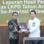 Ketua DPRD Makassar Supratman menerima LHP BPK atas LKPD 2024 dari BPK RI Perwakilan Sulsel di Auditorium BPK Sulsel, Senin (26/05/2025).