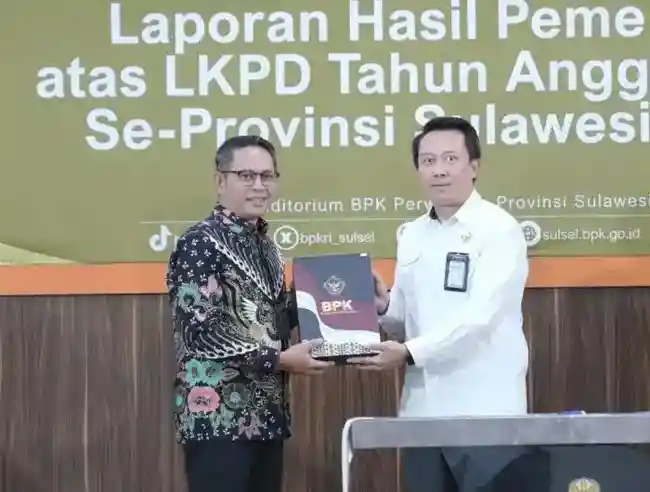 Ketua DPRD Makassar Supratman menerima LHP BPK atas LKPD 2024 dari BPK RI Perwakilan Sulsel di Auditorium BPK Sulsel, Senin (26/05/2025).