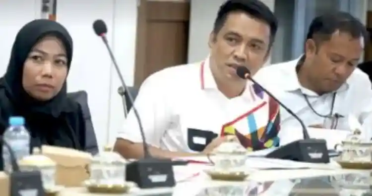 etua Komisi D DPRD Makassar, Ari Azhari Ilham, saat memimpin rapat monev bersama Dispora Makassar.