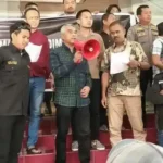Keterangan gambar: Andi Makmur, Basdir, dan dr. Fahrizal (Fraksi PKB) menerima aspirasi demonstran terkait video viral dugaan pelanggaran di klub malam, halaman DPRD Makassar, 24 April 2025. (Foto: Ist)