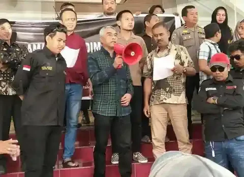 Keterangan gambar: Andi Makmur, Basdir, dan dr. Fahrizal (Fraksi PKB) menerima aspirasi demonstran terkait video viral dugaan pelanggaran di klub malam, halaman DPRD Makassar, 24 April 2025. (Foto: Ist)