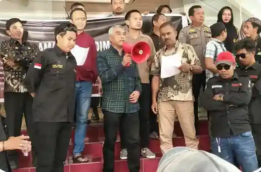 Keterangan gambar: Andi Makmur, Basdir, dan dr. Fahrizal (Fraksi PKB) menerima aspirasi demonstran terkait video viral dugaan pelanggaran di klub malam, halaman DPRD Makassar, 24 April 2025. (Foto: Ist)