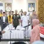 Prof. Dr. Apiaty K. Amin Syam mengucapkan sumpah/janji dalam Rapat Paripurna Istimewa DPRD Makassar, Senin (30/06/2025)