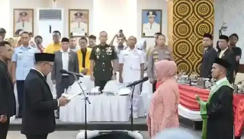 Prof. Dr. Apiaty K. Amin Syam mengucapkan sumpah/janji dalam Rapat Paripurna Istimewa DPRD Makassar, Senin (30/06/2025)