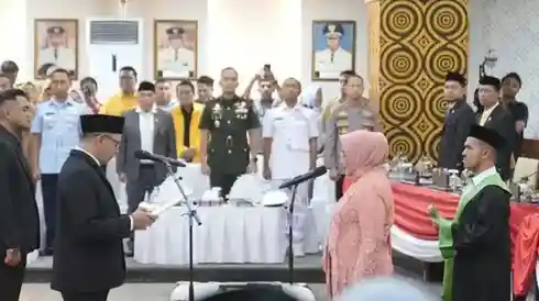 Prof. Dr. Apiaty K. Amin Syam mengucapkan sumpah/janji dalam Rapat Paripurna Istimewa DPRD Makassar, Senin (30/06/2025)
