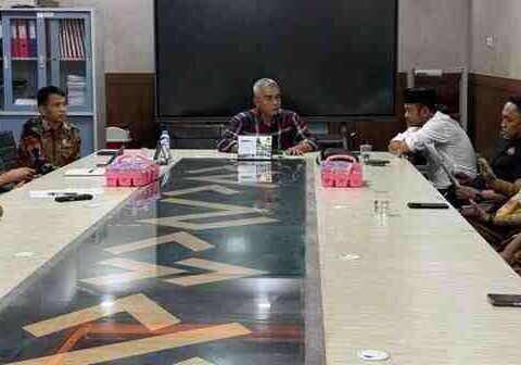 Suasana RDP Komisi A DPRD Makassar bersama PT Aditarina, Dinas Pertanahan Kota Makassar, dan instansi terkait di Gedung DPRD Makassar, Senin (19/5/2025); rapat dipimpin Anggota Komisi A Tri Sulkarnain Ahmad.