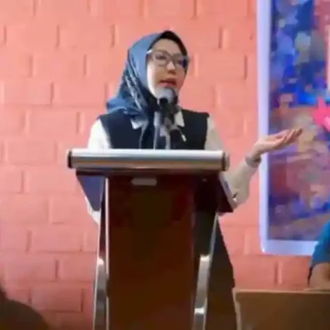 Anggota DPRD Makassar Hj Rezki saat sosialisasi Perda Retribusi Pelayanan Persampahan/Kebersihan di Hotel Santika Makassa