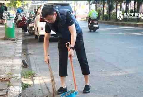 Kepala Bappeda Makassar H. Dahyal didampingi Sekretaris Bappeda Muh. Fuad Arfandy memimpin Aksi Kerja Bakti Massal World Cleanup Day 2025 di Jl. Ujung Pandang, Bulo Gading, Sabtu (20/9/2025).