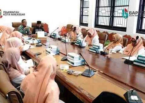 Kepala Bappeda Makassar H. Dahyal menghadiri peringatan Maulid Nabi Muhammad SAW 1447 H yang digelar DWP Bappeda di ruang rapat kantor