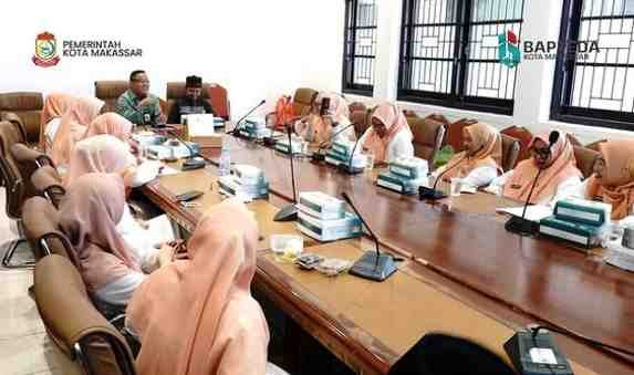 Kepala Bappeda Makassar H. Dahyal menghadiri peringatan Maulid Nabi Muhammad SAW 1447 H yang digelar DWP Bappeda di ruang rapat kantor