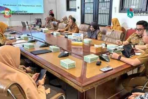 Sekretaris Bappeda Makassar Muh. Fuad Arfandi memimpin rapat tindak lanjut “Tanami Tanata”, didampingi Tim Ahli Wali Kota Fadli (PADI), Senin (29/9/2025)