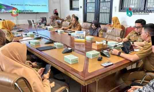 Sekretaris Bappeda Makassar Muh. Fuad Arfandi memimpin rapat tindak lanjut “Tanami Tanata”, didampingi Tim Ahli Wali Kota Fadli (PADI), Senin (29/9/2025)