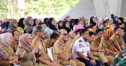 Kepala Dinas Penanaman Modal dan Pelayanan Terpadu Satu Pintu (DPMPTSP) Kota Makassar, Mario Said, menghadiri kegiatan Gerakan Gemar Makan Telur yang dilaksanakan di Tribun Lapangan Karebosi Kota Makassar, Selasa (14/10/2025).