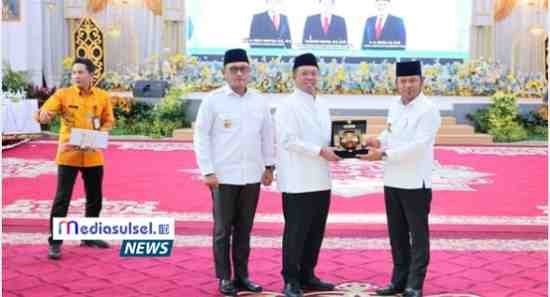 Menteri ATR/BPN Nusron Wahid memimpin Rakor bersama kepala daerah se-Kalimantan Timur di Pendopo Odah Etam, Samarinda Menteri ATR/BPN Nusron Wahid memimpin Rakor bersama kepala daerah se-Kalimantan Timur di Pendopo Odah Etam, Samarinda