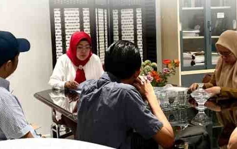 Pertemuan Kepala Dinas Pertanahan Makassar dengan Tim Kuasa Sri Shinta membahas klarifikasi status tanah di kantor Dinas Pertanahan.