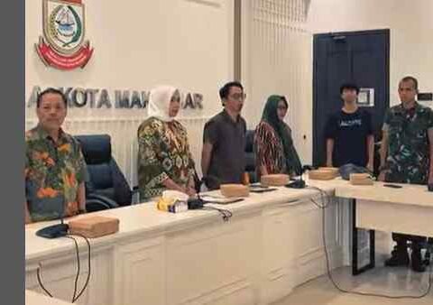 Sekretaris Dinas Pertanahan Kota Makassar, Dr. Daniati, S.STP., M.H., memimpin Rapat Penyerahan Hasil Tim Appraisal di Kantor Dinas Pertanahan, Jumat (13/9/2025)