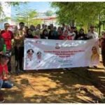 Kepala Dinas Pertanahan Kota Makassar bersama jajaran staf membersihkan area Taman Masjid Raya pada World Cleanup Day 2025, Sabtu (20/9/2025), di Jl. Urip Sumoharjo, Makassar.