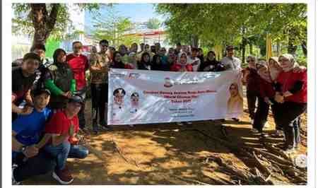 Kepala Dinas Pertanahan Kota Makassar bersama jajaran staf membersihkan area Taman Masjid Raya pada World Cleanup Day 2025, Sabtu (20/9/2025), di Jl. Urip Sumoharjo, Makassar.