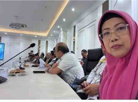 Kepala Dinas Pertanahan Kota Makassar, Dra. Hj. Sri Susilawati, M.Si, mengikuti Rakor Perencanaan Ducting SJUT di Ruang Rapat Wali Kota Makassar, Kamis (25/9/2025).