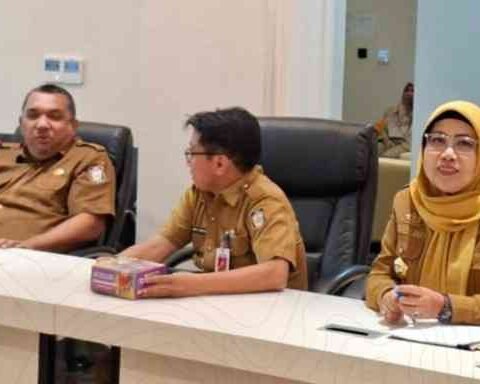 Kepala Dinas Pertanahan Kota Makassar, Dra. Hj. Sri Sulsilawati, M.Si, menghadiri rapat pembahasan alternatif skema pembangunan SJUT di Ruang Rapat Sekda Kota Makassar, Senin (6/10/2025).