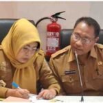 Kepala Dinas Pertanahan Kota Makassar bersama Kabid Penanganan dan Pengamanan Tanah menghadiri Rapat Pengendalian Perencanaan Program Prioritas Pemerintah Kota Makassar Tahun 2026 di Ruang Rapat Sekda, Senin (13/10/2025).