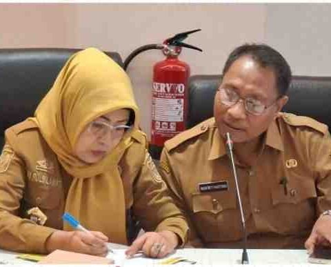 Kepala Dinas Pertanahan Kota Makassar bersama Kabid Penanganan dan Pengamanan Tanah menghadiri Rapat Pengendalian Perencanaan Program Prioritas Pemerintah Kota Makassar Tahun 2026 di Ruang Rapat Sekda, Senin (13/10/2025).