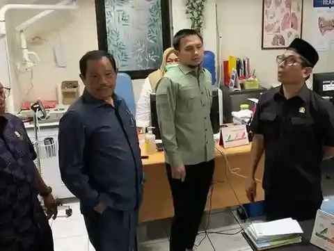 Legislator DPRD Makassar melihat fasilitas RSUD Daya sambil berdialog dengan pihak rumah sakit.