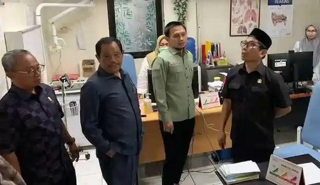 Legislator DPRD Makassar melihat fasilitas RSUD Daya sambil berdialog dengan pihak rumah sakit.