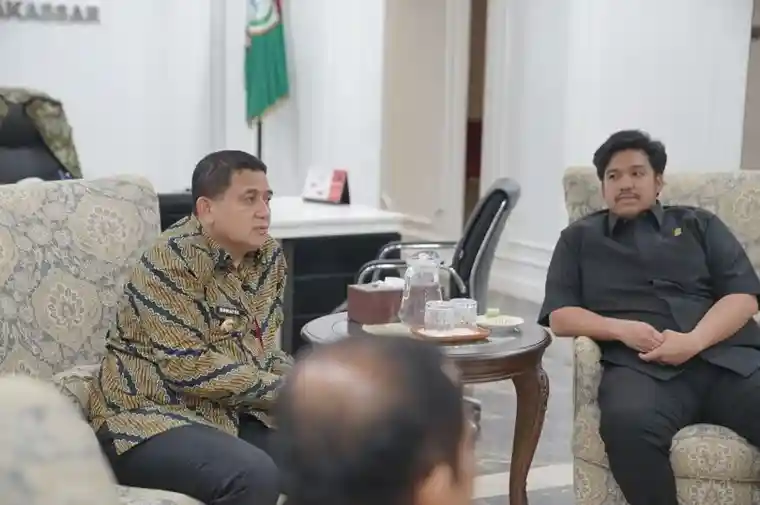 Wali Kota Makassar Munafri Arifuddin menerima audiensi Fraksi API DPRD Makassar di Balai Kota, Jumat (2/5/2025). Foto: Istimewa