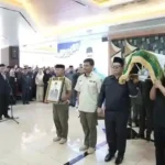 Wali Kota Makassar Munafri Arifuddin (Appi) memimpin prosesi pelepasan jenazah Ruslan Mahmud, anggota DPRD Kota Makassar periode 2024–2029, di halaman Kantor DPRD Kota Makassar,