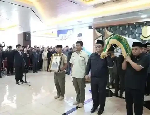 Wali Kota Makassar Munafri Arifuddin (Appi) memimpin prosesi pelepasan jenazah Ruslan Mahmud, anggota DPRD Kota Makassar periode 2024–2029, di halaman Kantor DPRD Kota Makassar,