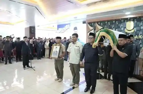 Wali Kota Makassar Munafri Arifuddin (Appi) memimpin prosesi pelepasan jenazah Ruslan Mahmud, anggota DPRD Kota Makassar periode 2024–2029, di halaman Kantor DPRD Kota Makassar,