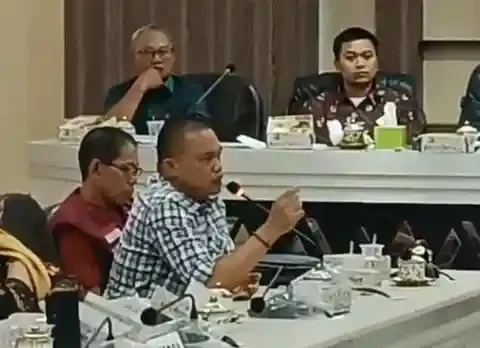 H. Isyam saat menghadiri Rapat Dengar Pendapat (RDP) di DPRD Kota Makassar membahas pengadaan seragam sekolah gratis.