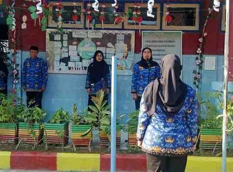 Kepala Sekolah Drs. Sudin, S.Pd memimpin upacara mengenang peristiwa G30S/PKI di halaman SDN Maradekaya 2, Makassar, Rabu (1/10/2025).