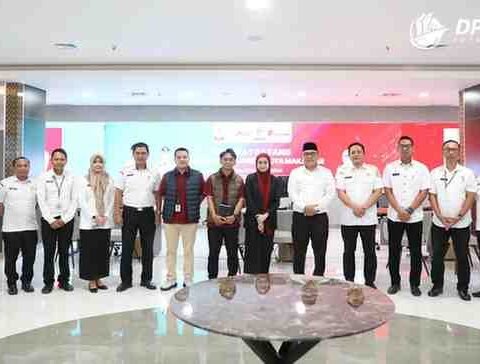 Photo : Perwakilan Kementerian PANRB bersama tim diterima Kepala DPMPTSP Kota Makassar H. Muhammad Mario Said, S.IP., M.Si. dan Kepala Inspektorat Kota Makassar Andi Asma Zulistia Ekayanti saat verifikasi faktual Zona Integritas di MPP Makassar, Rabu (1/10/2025).