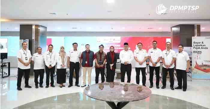 Photo : Perwakilan Kementerian PANRB bersama tim diterima Kepala DPMPTSP Kota Makassar H. Muhammad Mario Said, S.IP., M.Si. dan Kepala Inspektorat Kota Makassar Andi Asma Zulistia Ekayanti saat verifikasi faktual Zona Integritas di MPP Makassar, Rabu (1/10/2025).