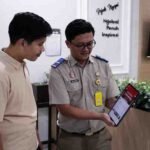 Petugas Kantah melayani pemohon yang telah mengambil nomor antrean online via Sentuh Tanahku