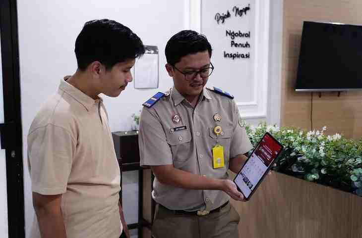 Petugas Kantah melayani pemohon yang telah mengambil nomor antrean online via Sentuh Tanahku