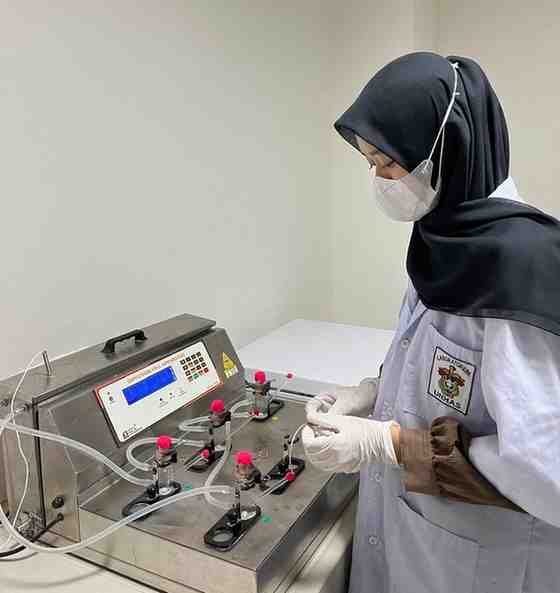 Mahasiswa Farmasi Unhas menunjukkan sampel smart mucoadhesive hydrogel untuk terapi kanker serviks di laboratorium.