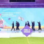: Atlet nasional asal Sumsel, Jauhari Johar dan Catherine Calalo, menyalakan obor PORNAS XVII KORPRI pada Opening Ceremony di Jakabaring Sport City, Palembang, Minggu (5/10/2025). (Foto: Dok. Panitia PORNAS)