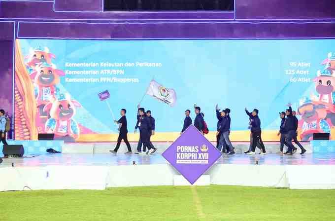 : Atlet nasional asal Sumsel, Jauhari Johar dan Catherine Calalo, menyalakan obor PORNAS XVII KORPRI pada Opening Ceremony di Jakabaring Sport City, Palembang, Minggu (5/10/2025). (Foto: Dok. Panitia PORNAS)