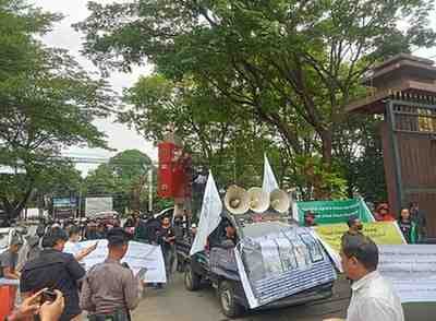 Massa LSHAR Sulsel melakukan aksi damai di depan Polda Sulsel, menyuarakan percepatan penanganan sengketa lahan Metro Tanjung Bunga, Selasa (6/10/2025). (Foto: Ist)