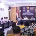 Menteri ATR/BPN Nusron Wahid memberikan pengarahan kepada jajaran Kanwil BPN Provinsi Kepulauan Bangka Belitung di Ruang Rapat Kanwil, Senin (06/10/2026). Ia menegaskan pentingnya legalisasi aset untuk memastikan tanah rakyat aman.