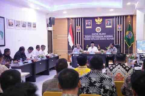 Menteri ATR/BPN Nusron Wahid memberikan pengarahan kepada jajaran Kanwil BPN Provinsi Kepulauan Bangka Belitung di Ruang Rapat Kanwil, Senin (06/10/2026). Ia menegaskan pentingnya legalisasi aset untuk memastikan tanah rakyat aman.